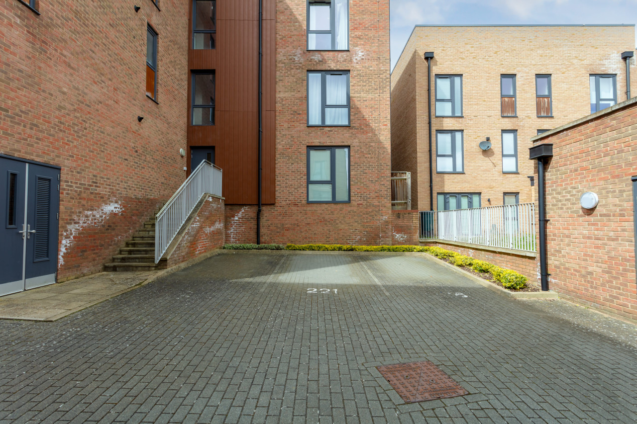 Elegant Apartment @ Campbell Park • City Centre • Balcony • Free Parking • Sky TV • Fast WiFi in 3 Columbia Place Flat 1 Nassau Court - Property image 20 - VivreStays