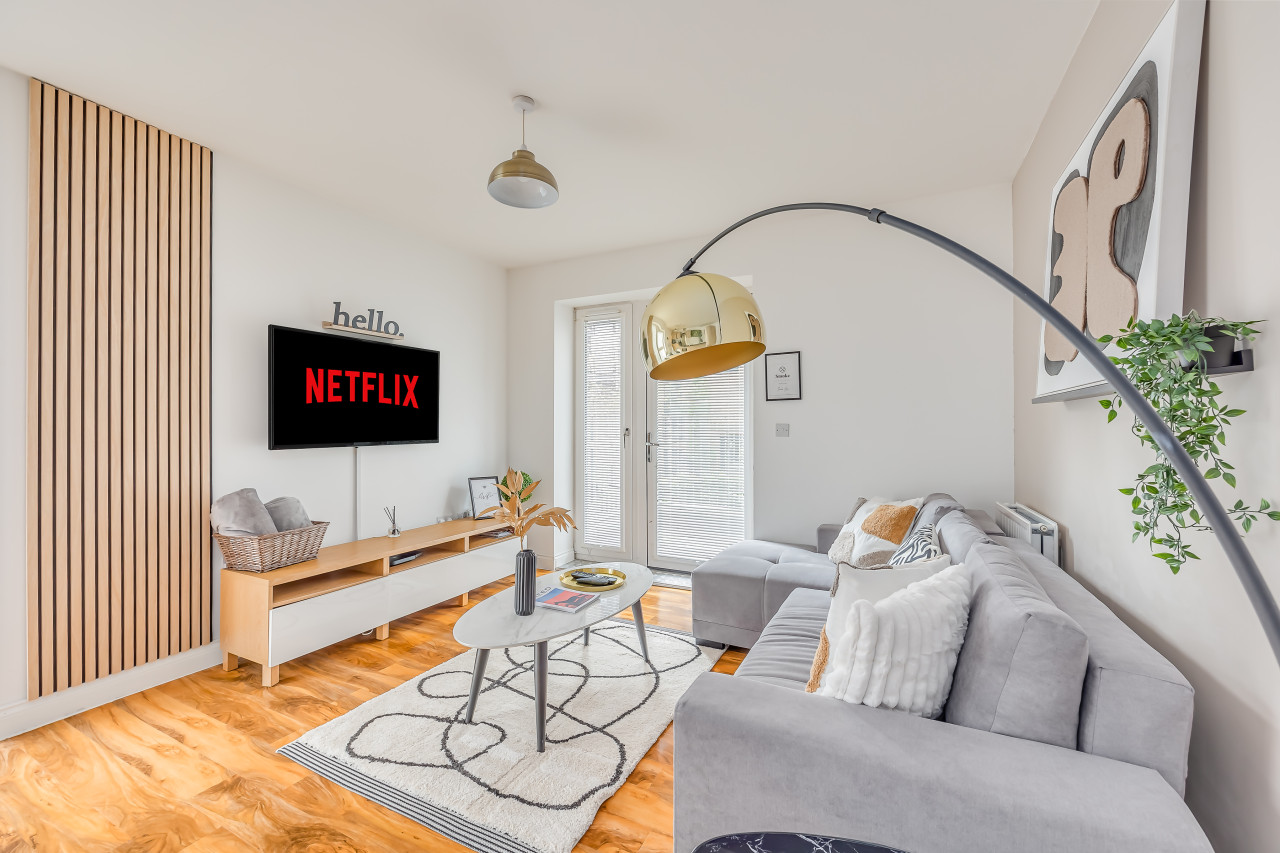 Elegant Apartment @ Campbell Park • City Centre • Balcony • Free Parking • Sky TV • Fast WiFi in 3 Columbia Place Flat 1 Nassau Court - Property image 11 - VivreStays