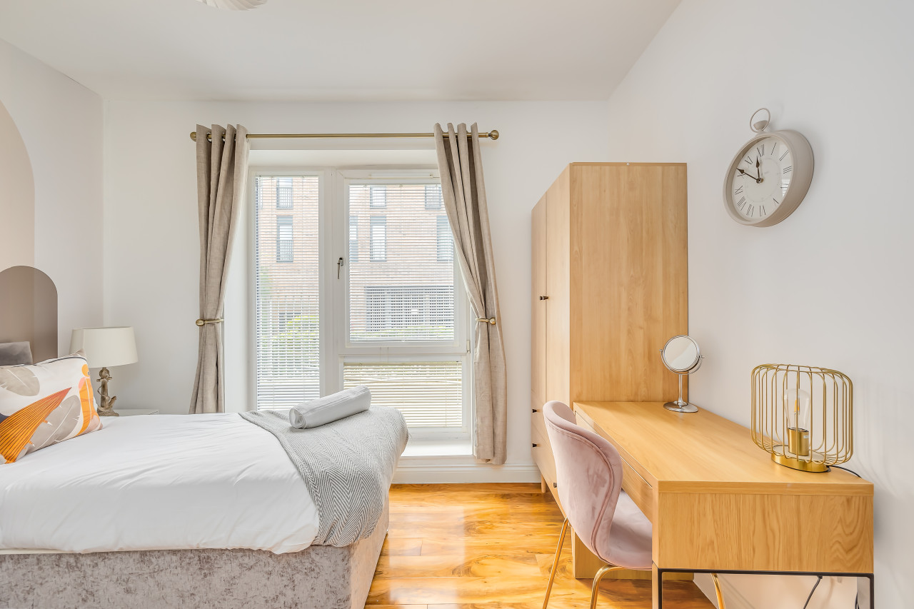 Elegant Apartment @ Campbell Park • City Centre • Balcony • Free Parking • Sky TV • Fast WiFi in 3 Columbia Place Flat 1 Nassau Court - Property image 8 - VivreStays