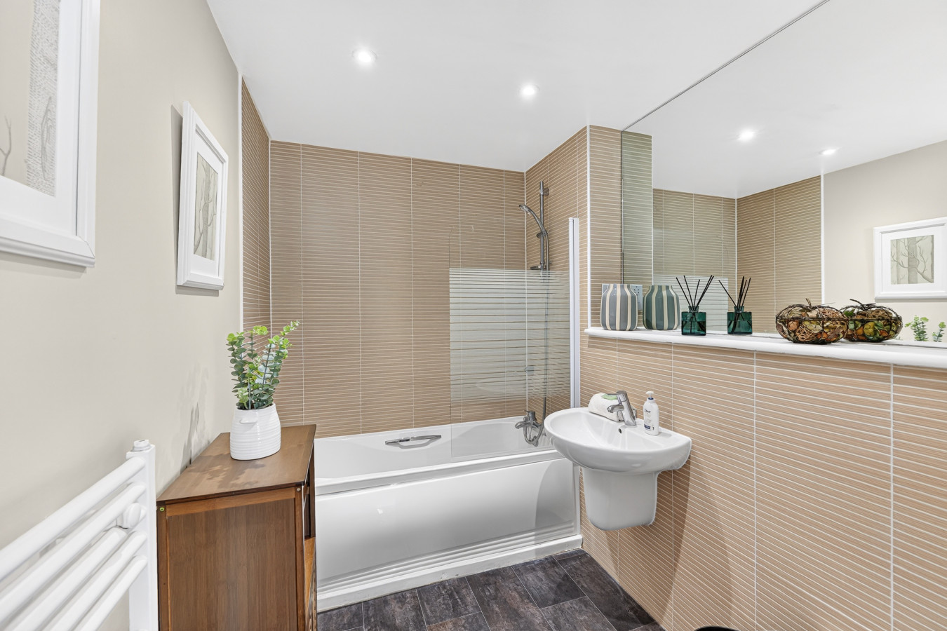 Beautiful Flat • City Centre • Balcony • Secure Parking • Sky TV • Super-Fast WiFi • Yoko Property in 50 Columbia Place - Property image 11 - VivreStays