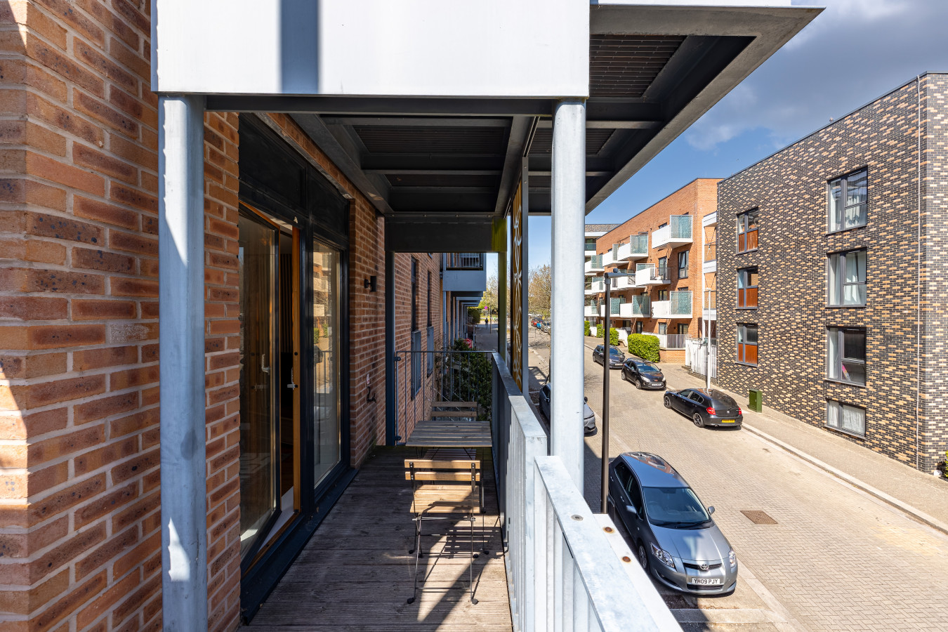 Beautiful Flat • City Centre • Balcony • Secure Parking • Sky TV • Super-Fast WiFi • Yoko Property in 50 Columbia Place - Property image 21 - VivreStays