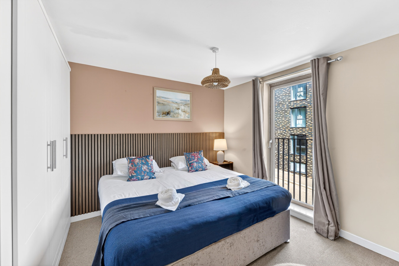 Beautiful Flat • City Centre • Balcony • Secure Parking • Sky TV • Super-Fast WiFi • Yoko Property in 50 Columbia Place - Property image 8 - VivreStays