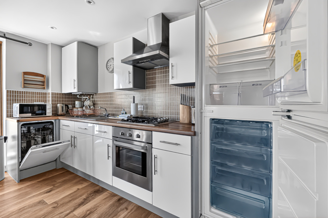 Beautiful Flat • City Centre • Balcony • Secure Parking • Sky TV • Super-Fast WiFi • Yoko Property in 50 Columbia Place - Property image 18 - VivreStays