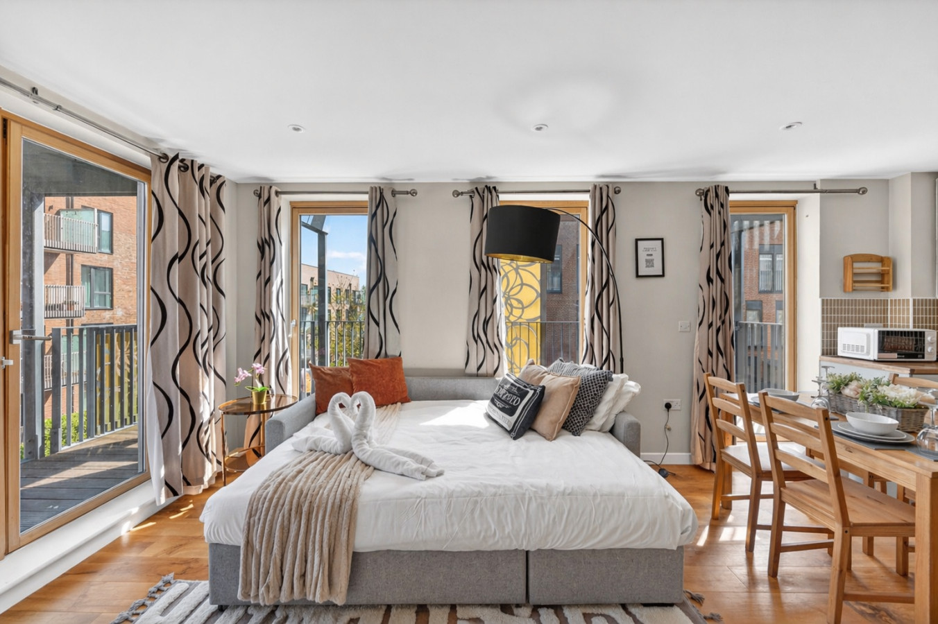 Beautiful Flat • City Centre • Balcony • Secure Parking • Sky TV • Super-Fast WiFi • Yoko Property in 50 Columbia Place - Property image 14 - VivreStays