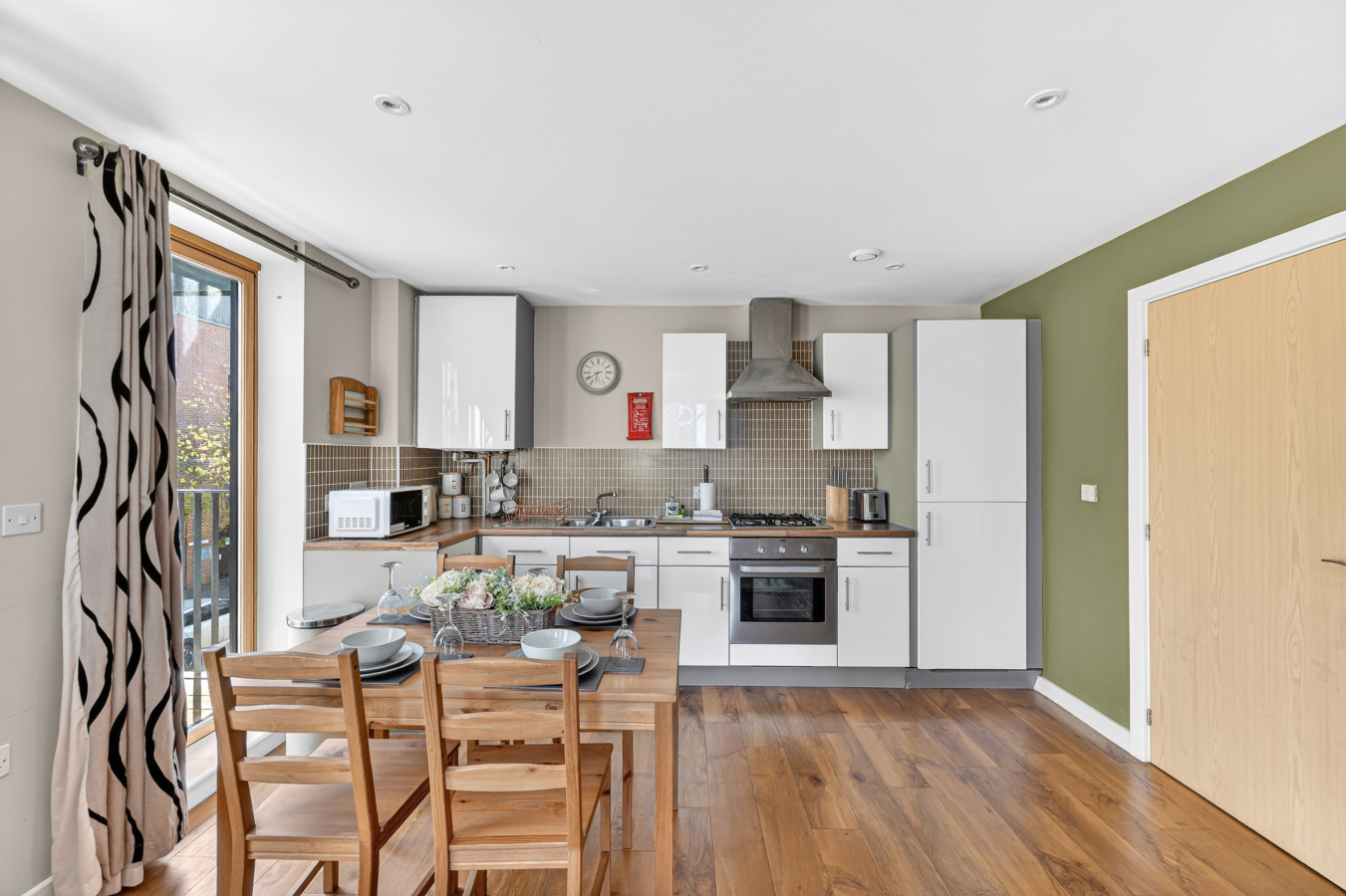 Beautiful Flat • City Centre • Balcony • Secure Parking • Sky TV • Super-Fast WiFi • Yoko Property in 50 Columbia Place - Property image 16 - VivreStays