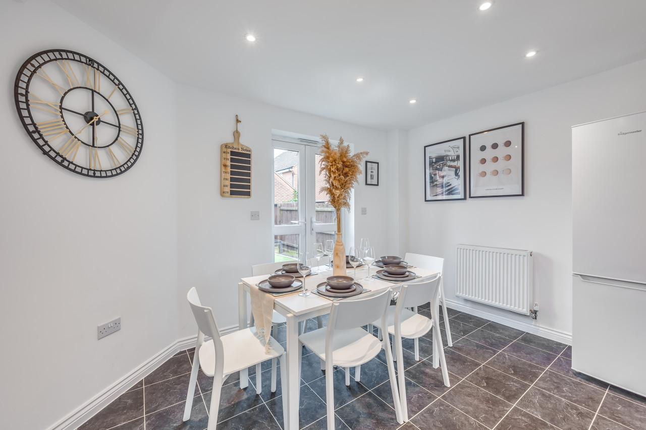 Oakridge House • Parking • Fast WiFi • Smart TVs • Garden • Self-Check-In in 32 Winchcombe Meadows - Property image 8 - VivreStays