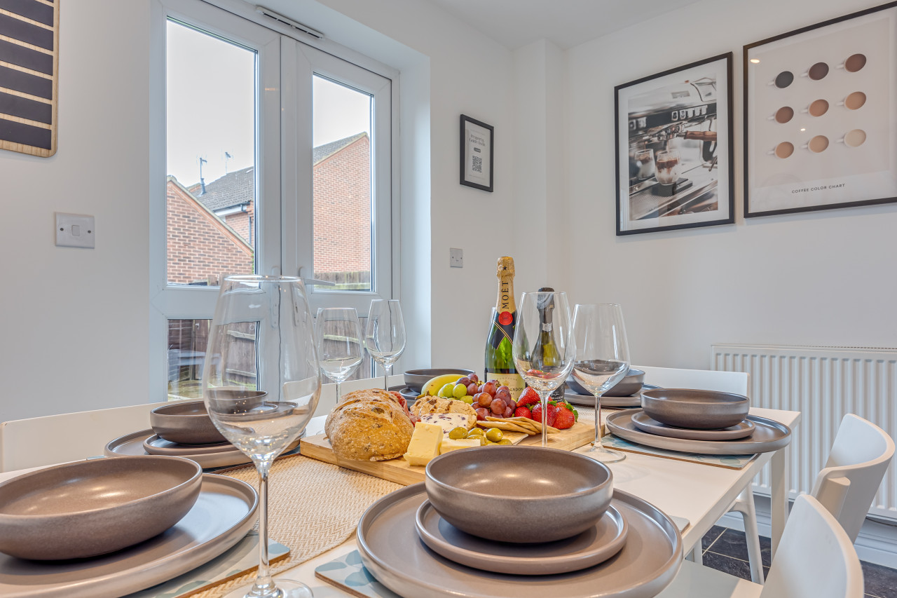 Oakridge House • Parking • Fast WiFi • Smart TVs • Garden • Self-Check-In in 32 Winchcombe Meadows - Property image 9 - VivreStays
