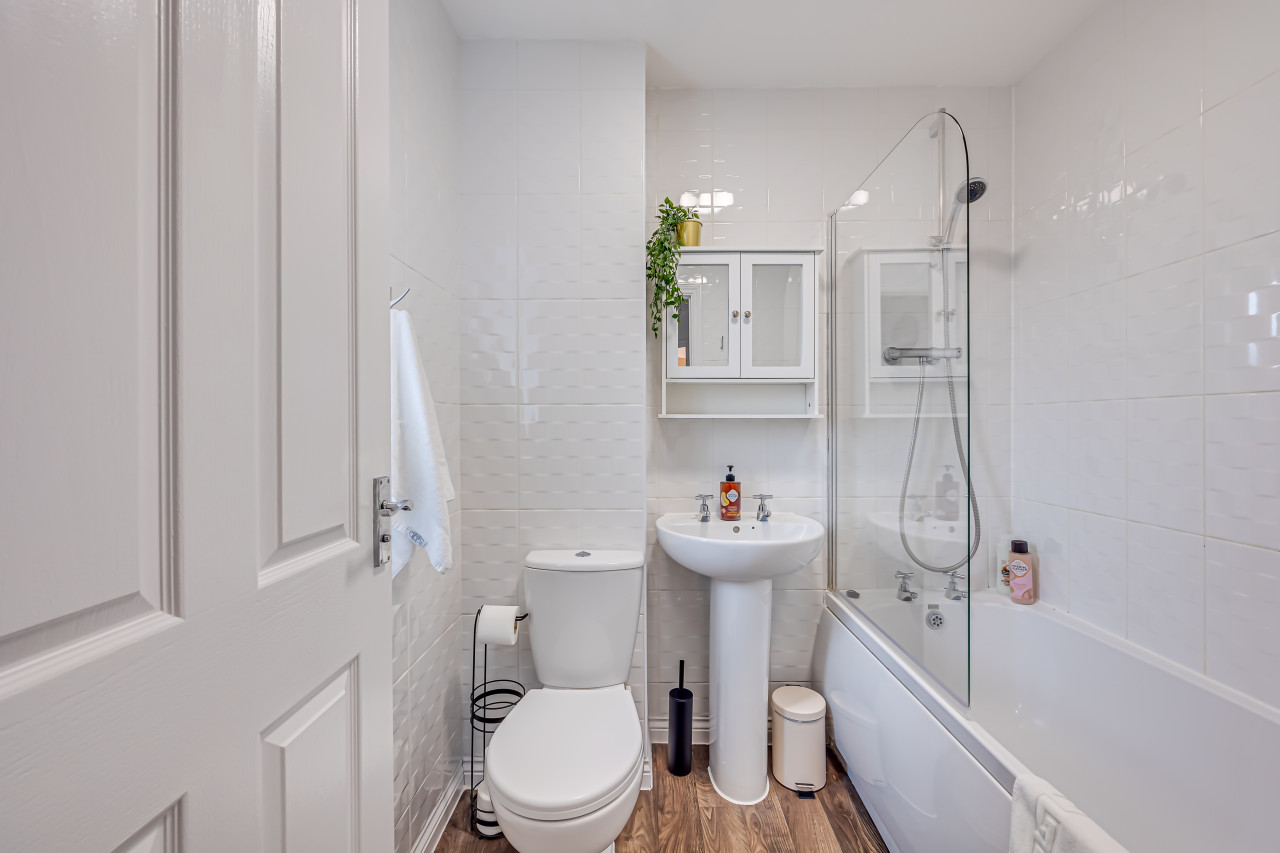 Oakridge House • Parking • Fast WiFi • Smart TVs • Garden • Self-Check-In in 32 Winchcombe Meadows - Property image 24 - VivreStays