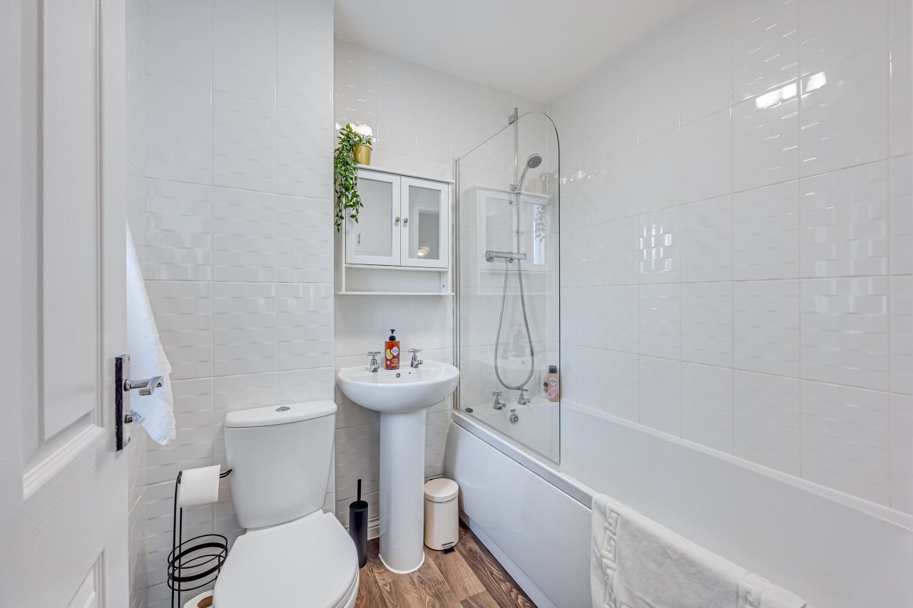 Oakridge House • Parking • Fast WiFi • Smart TVs • Garden • Self-Check-In in 32 Winchcombe Meadows - Property image 25 - VivreStays