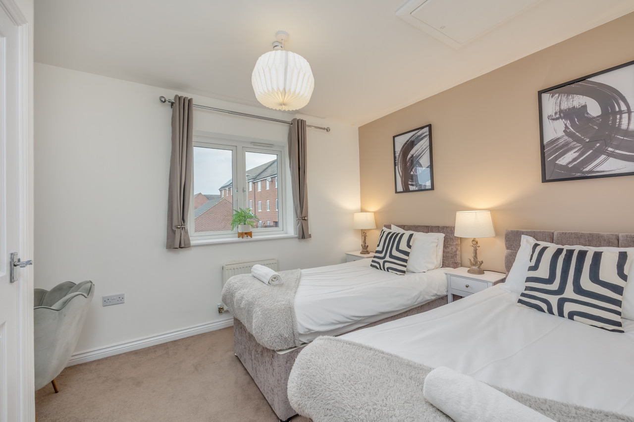 Oakridge House • Parking • Fast WiFi • Smart TVs • Garden • Self-Check-In in 32 Winchcombe Meadows - Property image 19 - VivreStays