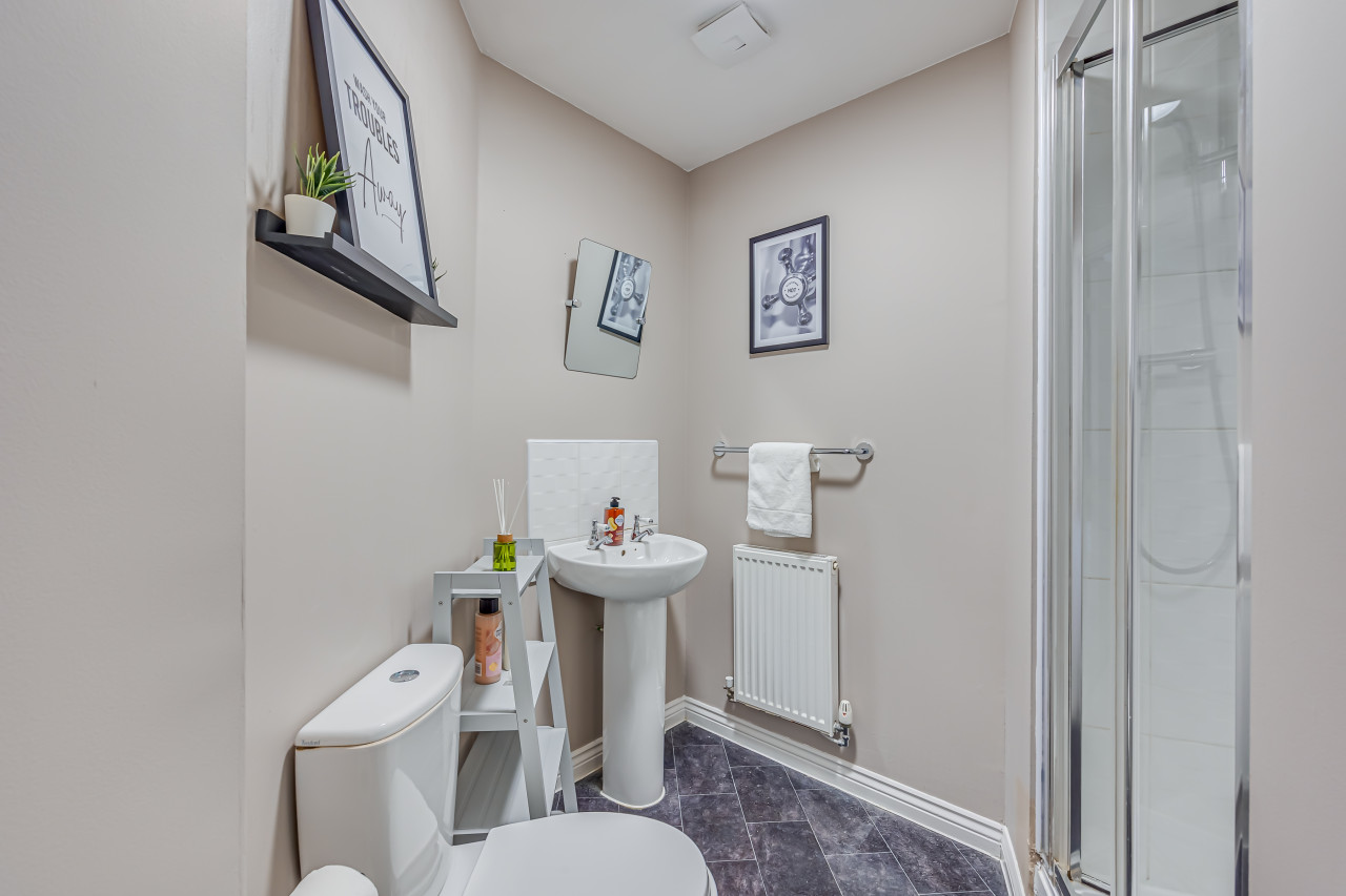 Oakridge House • Parking • Fast WiFi • Smart TVs • Garden • Self-Check-In in 32 Winchcombe Meadows - Property image 18 - VivreStays