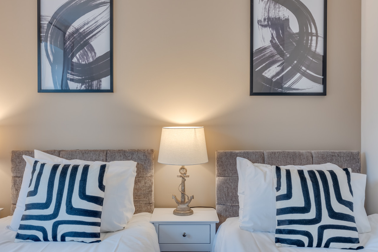 Oakridge House • Parking • Fast WiFi • Smart TVs • Garden • Self-Check-In in 32 Winchcombe Meadows - Property image 20 - VivreStays