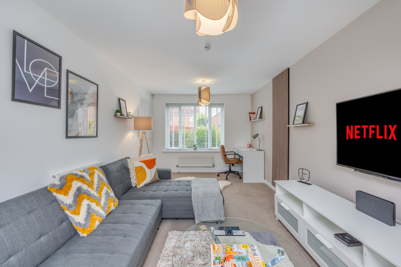 Oakridge House • Parking • Fast WiFi • Smart TVs • Garden • Self-Check-In in 32 Winchcombe Meadows - Property image 5 - VivreStays
