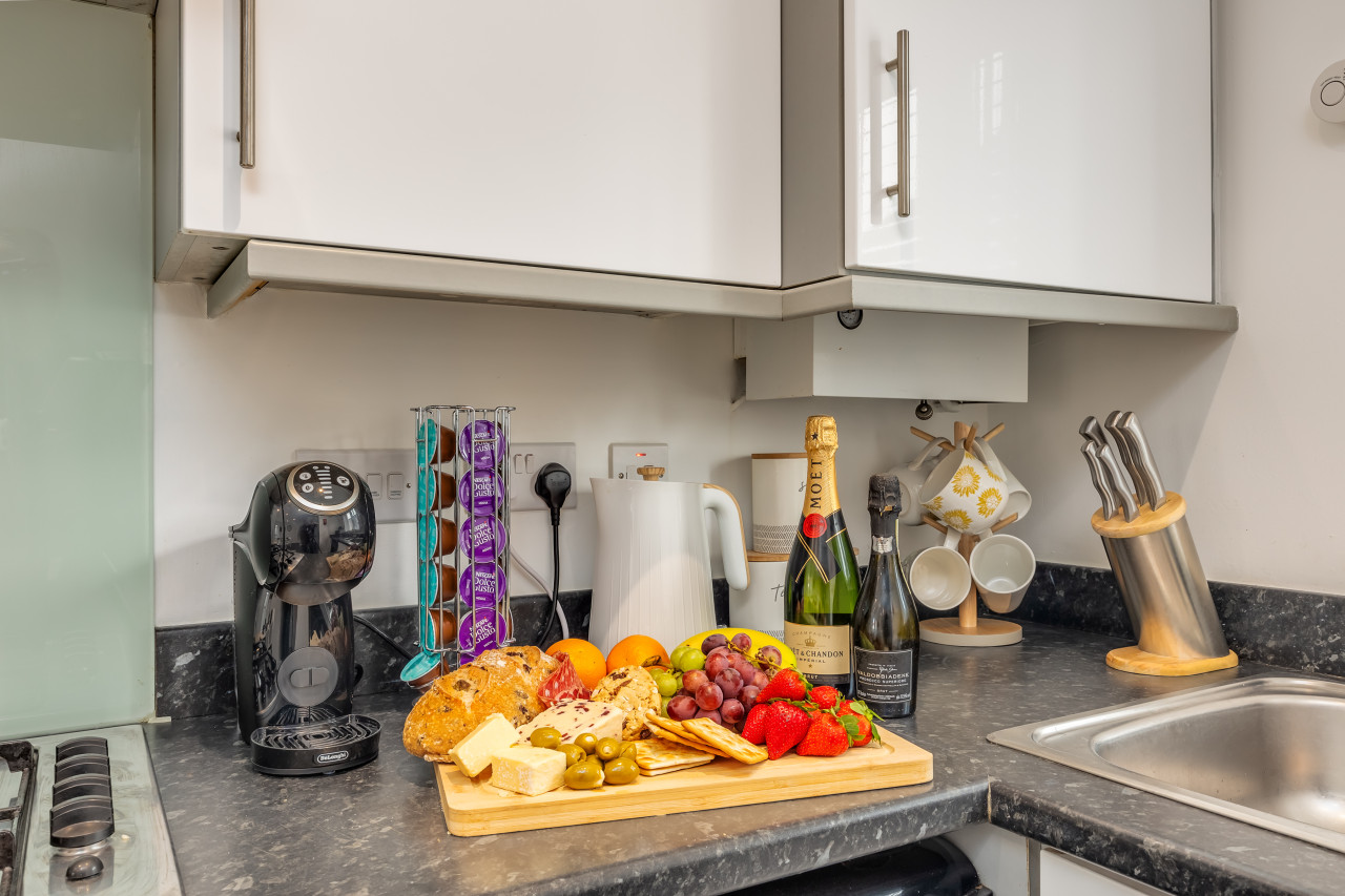 Oakridge House • Parking • Fast WiFi • Smart TVs • Garden • Self-Check-In in 32 Winchcombe Meadows - Property image 11 - VivreStays