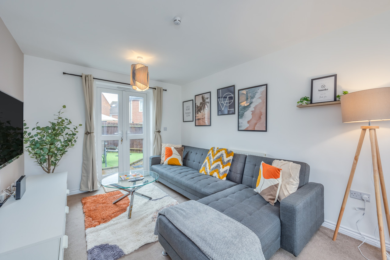 Oakridge House • Parking • Fast WiFi • Smart TVs • Garden • Self-Check-In in 32 Winchcombe Meadows - Property image 3 - VivreStays