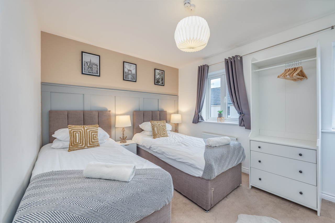 Oakridge House • Parking • Fast WiFi • Smart TVs • Garden • Self-Check-In in 32 Winchcombe Meadows - Property image 14 - VivreStays