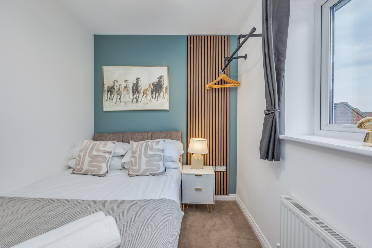 Oakridge House • Parking • Fast WiFi • Smart TVs • Garden • Self-Check-In in 32 Winchcombe Meadows - Property image 23 - VivreStays