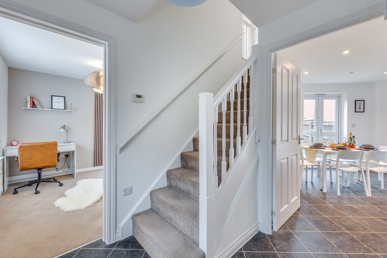 Oakridge House • Parking • Fast WiFi • Smart TVs • Garden • Self-Check-In in 32 Winchcombe Meadows - Property image 13 - VivreStays