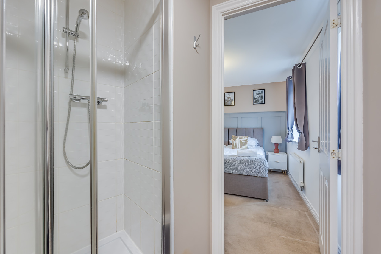 Oakridge House • Parking • Fast WiFi • Smart TVs • Garden • Self-Check-In in 32 Winchcombe Meadows - Property image 17 - VivreStays
