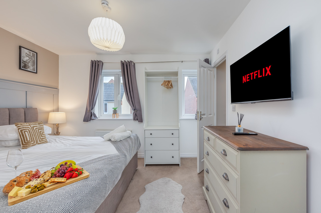 Oakridge House • Parking • Fast WiFi • Smart TVs • Garden • Self-Check-In in 32 Winchcombe Meadows - Property image 16 - VivreStays