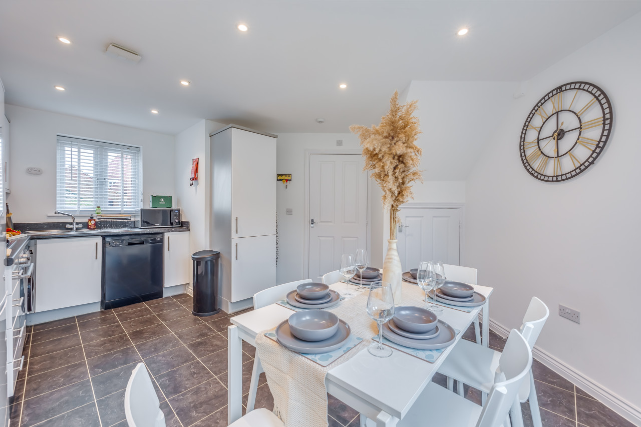 Oakridge House • Parking • Fast WiFi • Smart TVs • Garden • Self-Check-In in 32 Winchcombe Meadows - Property image 7 - VivreStays