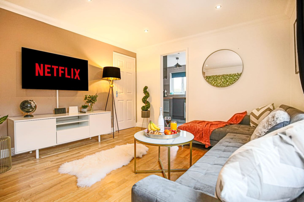 ⭐️Central MK House with Garden, Parking & Smart TV⭐️ serviced apartment - Milton Keynes - VivreStays