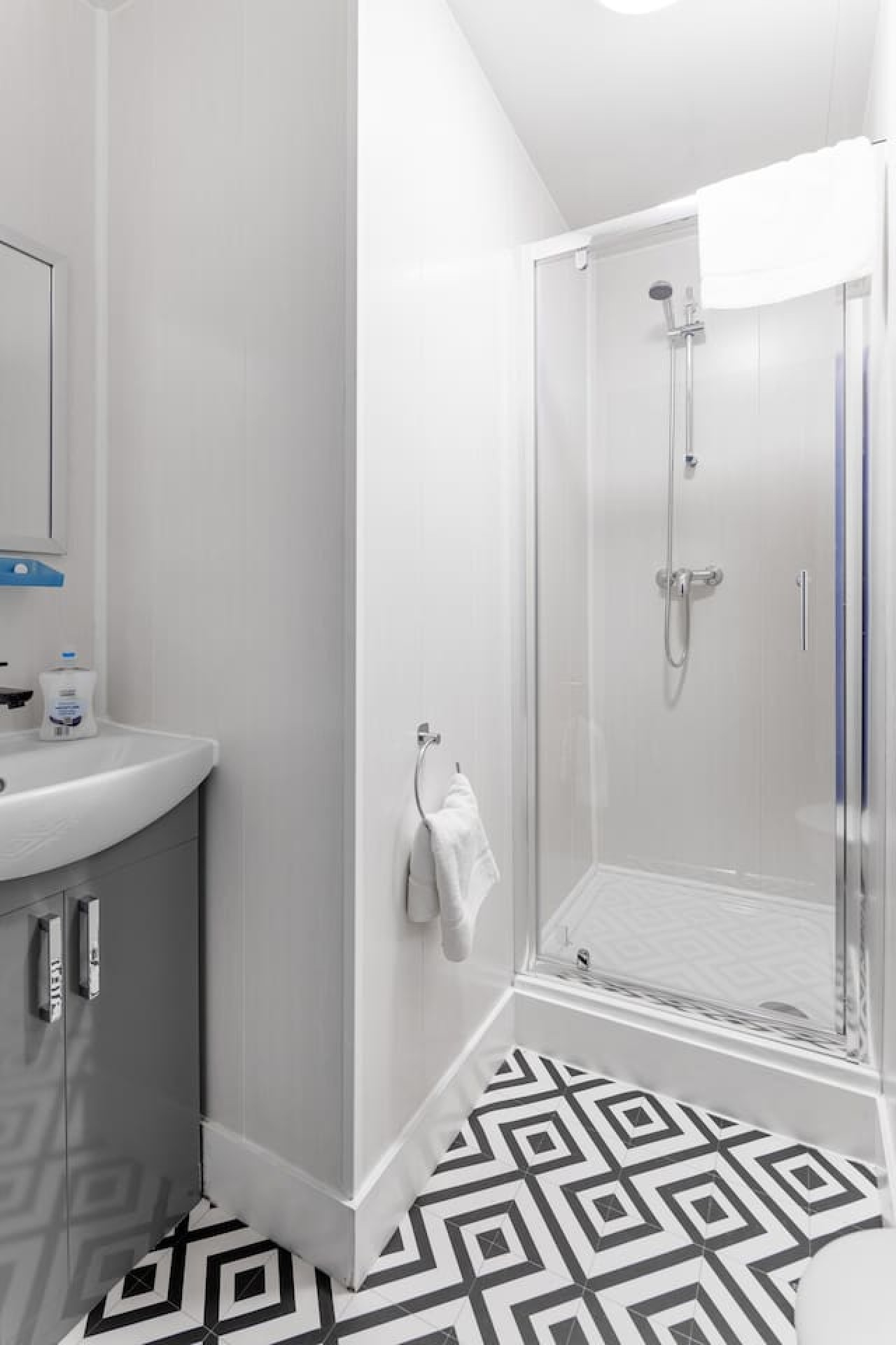 Studio 1 • City Centre • En-Suite Shower • Fast WiFi • Smart TV in 138 Borough Road Studio 1 - Property image 5 - VivreStays