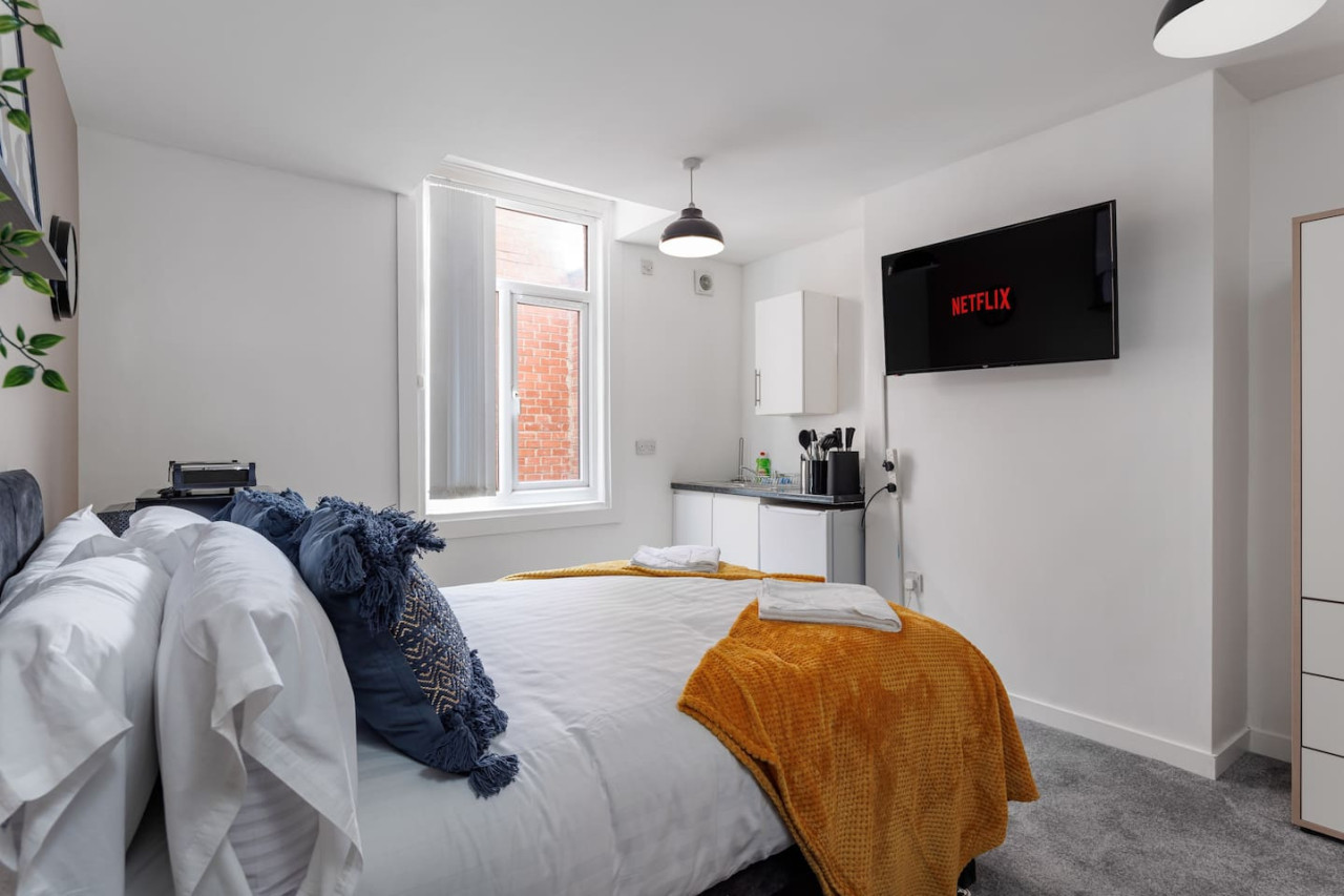 Studio 5 • City Centre • En-Suite Shower • Fast WiFi • Smart TV in 138 Borough Road Studio 5 - Property image 2 - VivreStays