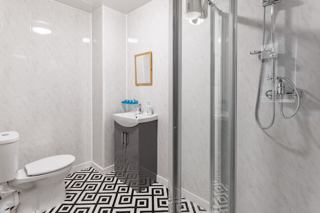 Studio 5 • City Centre • En-Suite Shower • Fast WiFi • Smart TV in 138 Borough Road Studio 5 - Property image 6 - VivreStays