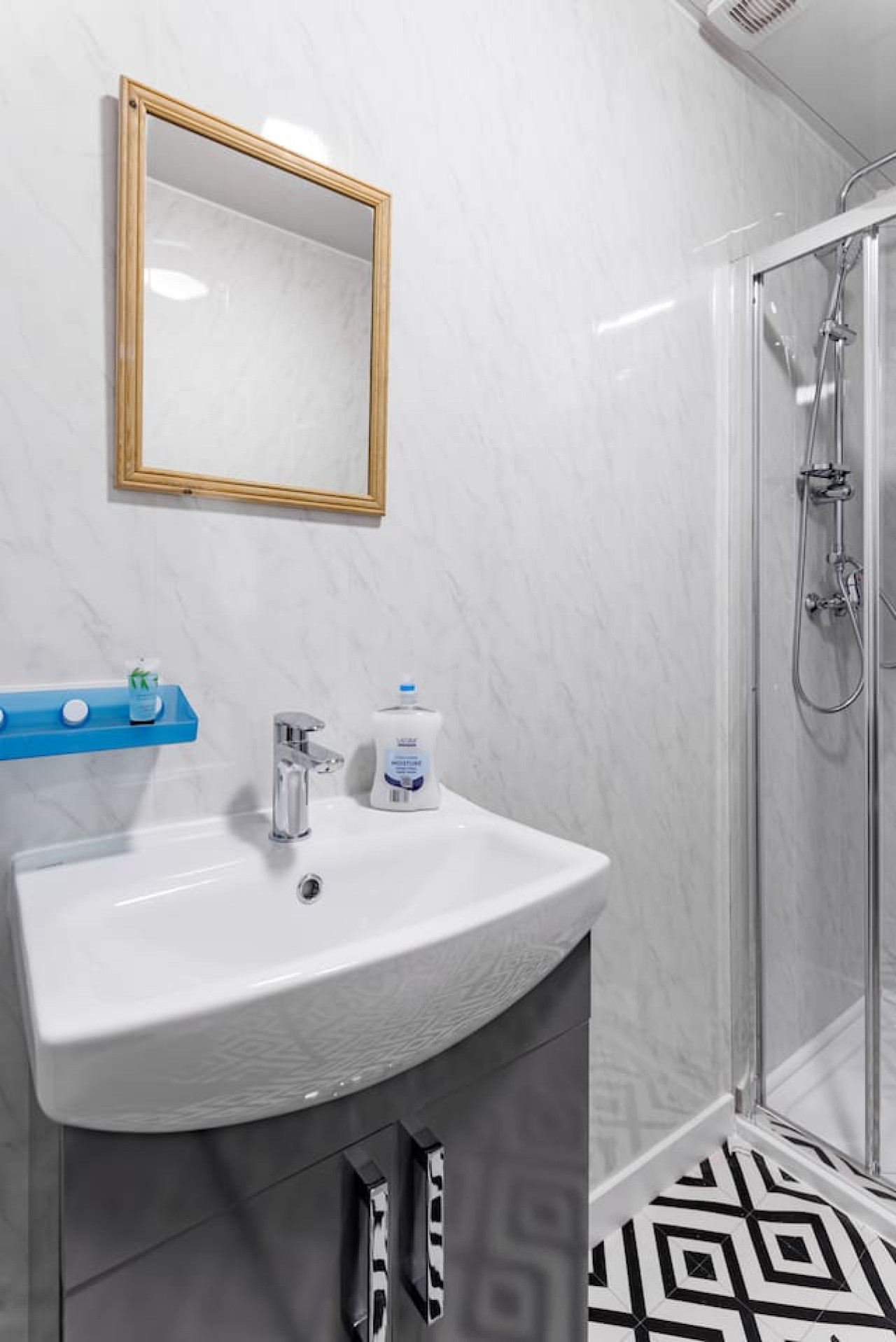 Studio 5 • City Centre • En-Suite Shower • Fast WiFi • Smart TV in 138 Borough Road Studio 5 - Property image 7 - VivreStays