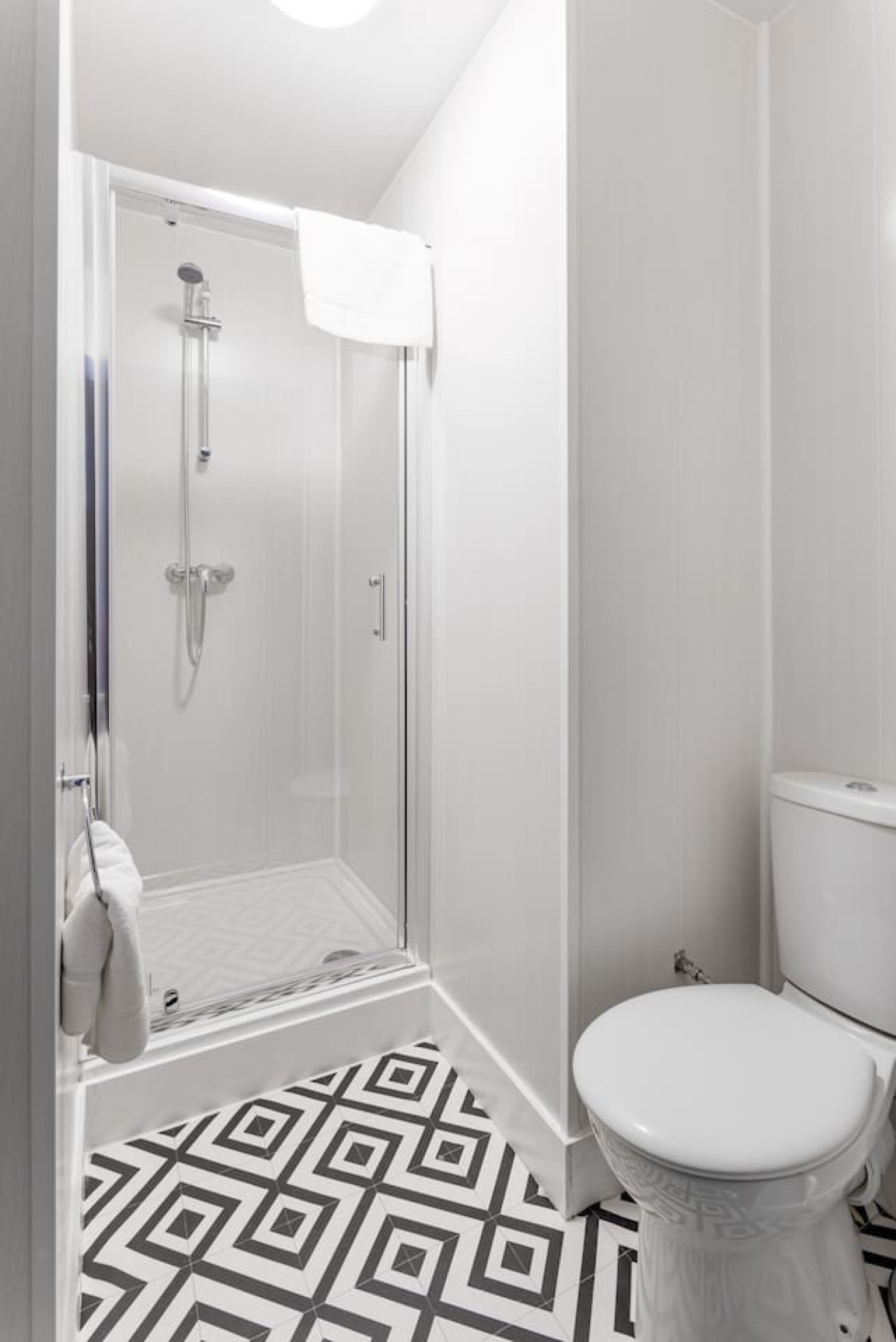 Studio 7 • City Centre • En-Suite Shower • Fast WiFi • Smart TV in 138 Borough Road Studio 7 - Property image 6 - VivreStays