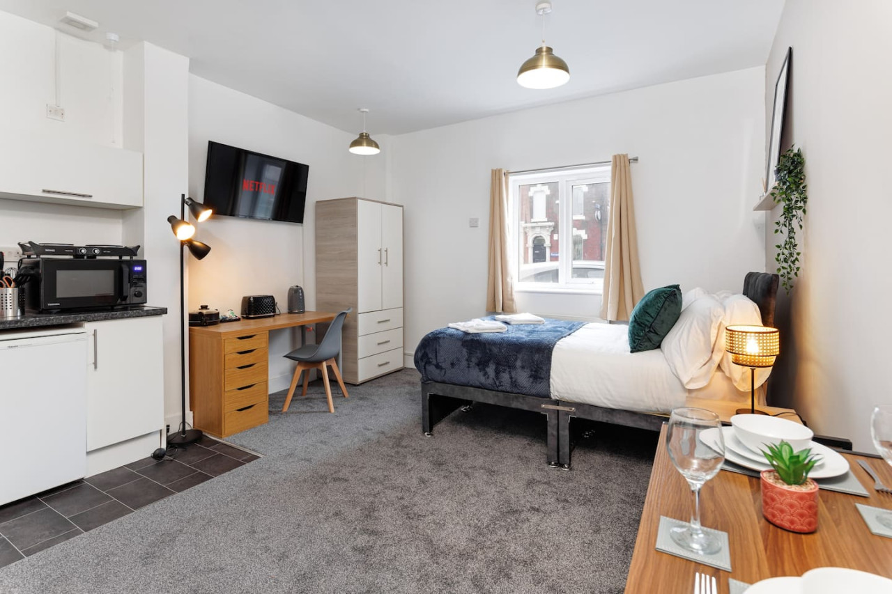 Studio 7 • City Centre • En-Suite Shower • Fast WiFi • Smart TV in 138 Borough Road Studio 7 - Property image 2 - VivreStays
