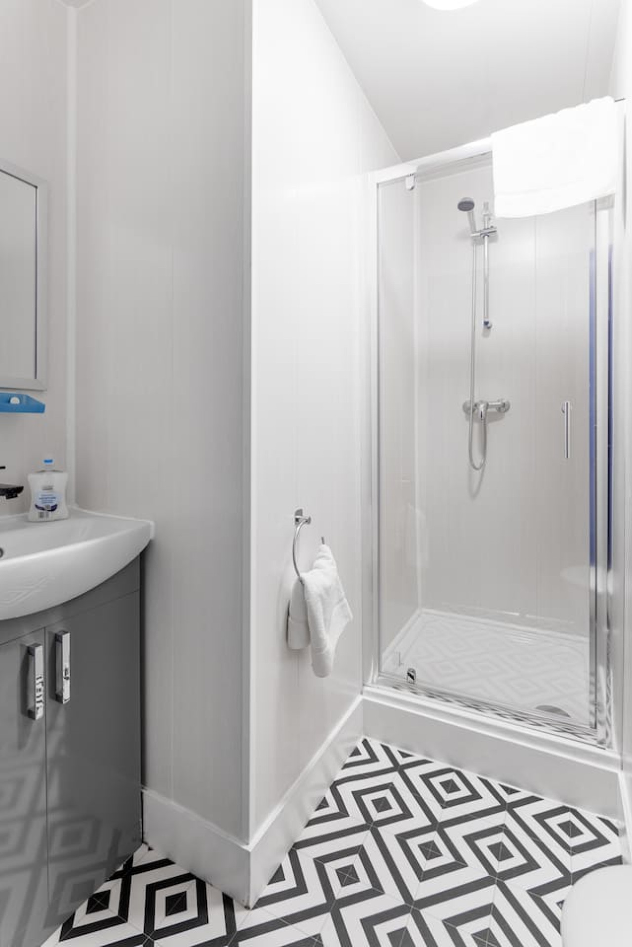 Studio 7 • City Centre • En-Suite Shower • Fast WiFi • Smart TV in 138 Borough Road Studio 7 - Property image 5 - VivreStays