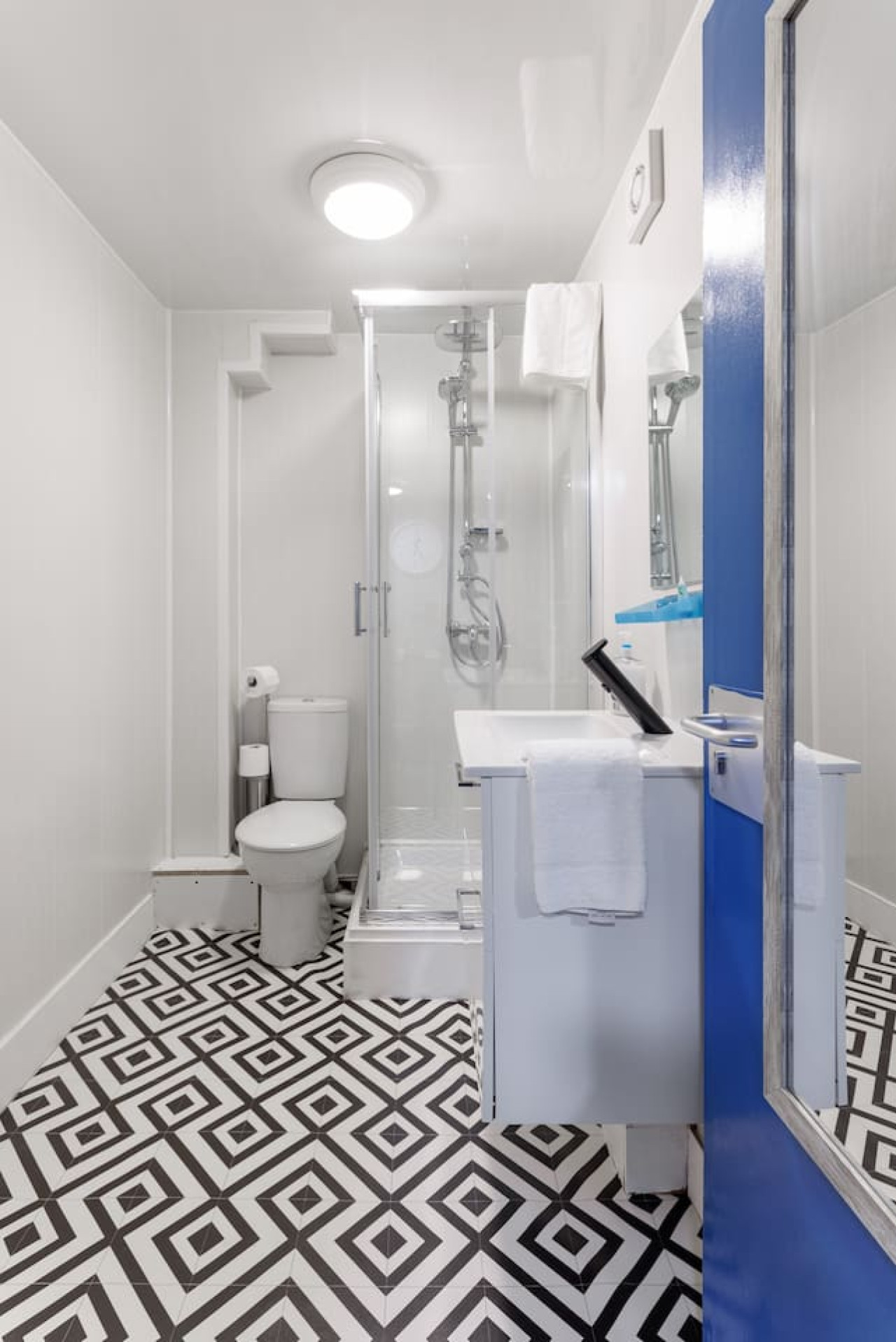 Studio 3 • City Centre • En-Suite Shower • Fast WiFi • Smart TV in 138 Borough Road Studio 3 - Property image 9 - VivreStays