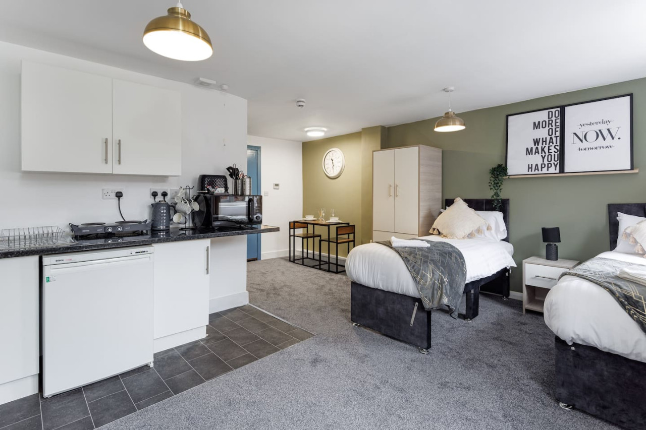 Studio 3 • City Centre • En-Suite Shower • Fast WiFi • Smart TV in 138 Borough Road Studio 3 - Property image 2 - VivreStays
