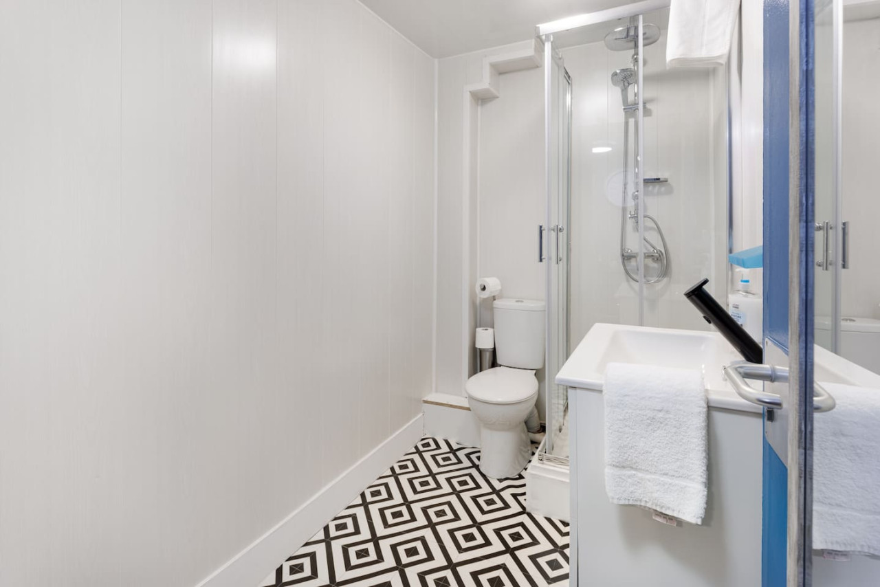 Studio 3 • City Centre • En-Suite Shower • Fast WiFi • Smart TV in 138 Borough Road Studio 3 - Property image 10 - VivreStays