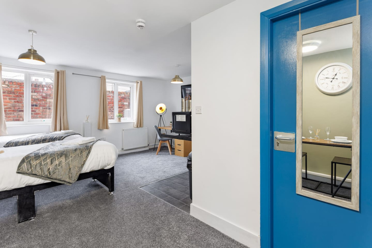 Studio 3 • City Centre • En-Suite Shower • Fast WiFi • Smart TV in 138 Borough Road Studio 3 - Property image 4 - VivreStays