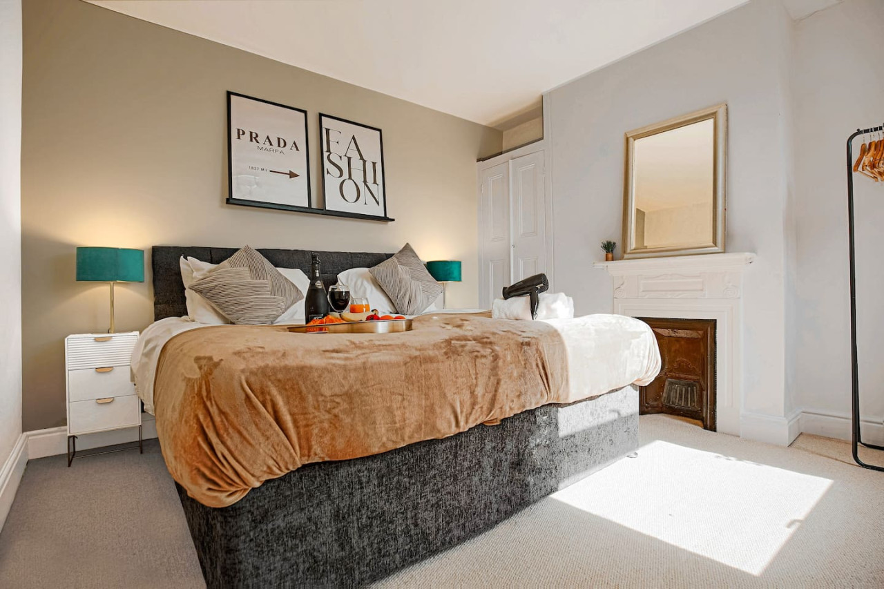 Thrift House • Central Location • Pool Table • Free Parking • Smart TV • Fast WiFi in 104 Lower Thrift Street - Property image 18 - VivreStays