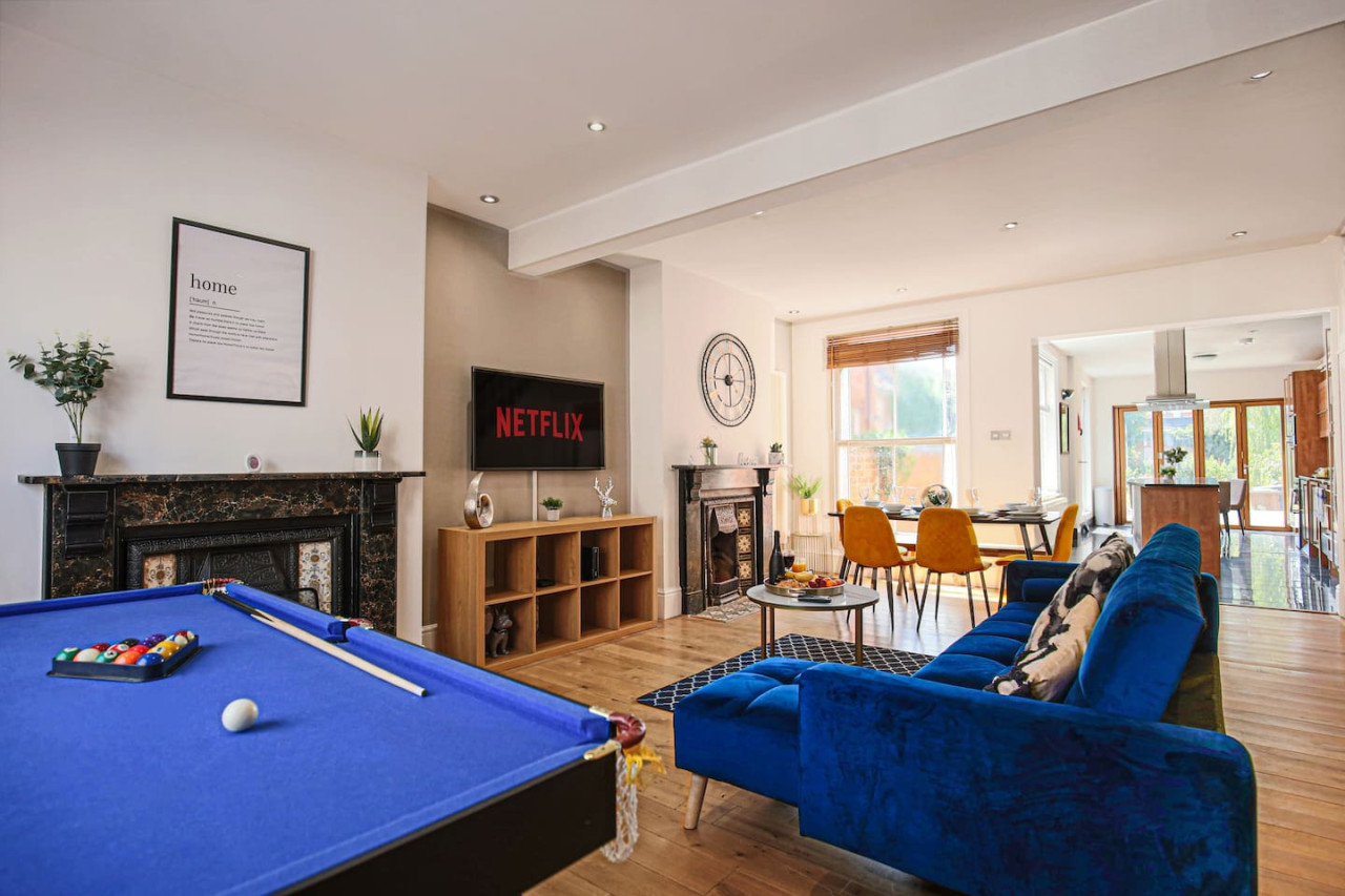 Thrift House • Central Location • Pool Table • Free Parking • Smart TV • Fast WiFi in 104 Lower Thrift Street - Property image 2 - VivreStays