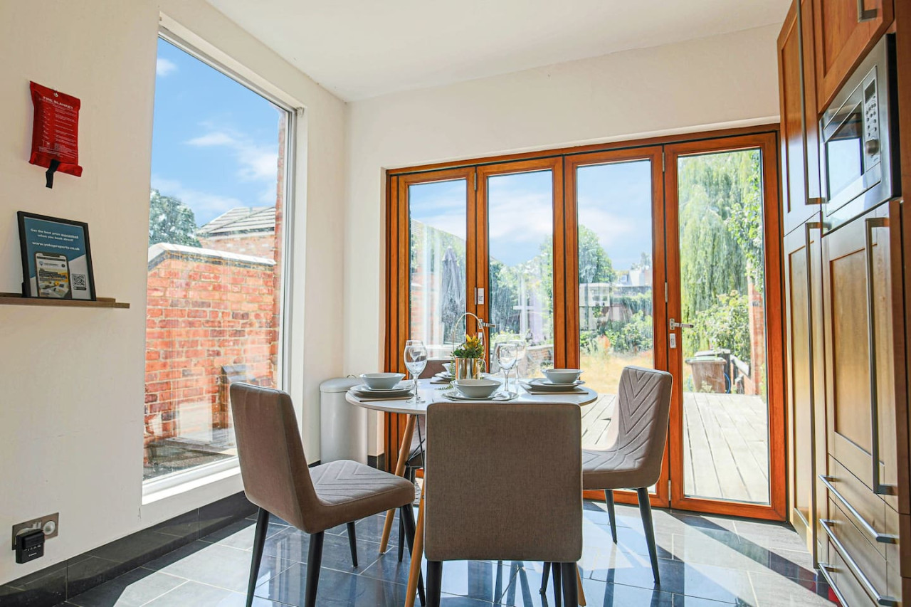Thrift House • Central Location • Pool Table • Free Parking • Smart TV • Fast WiFi in 104 Lower Thrift Street - Property image 11 - VivreStays