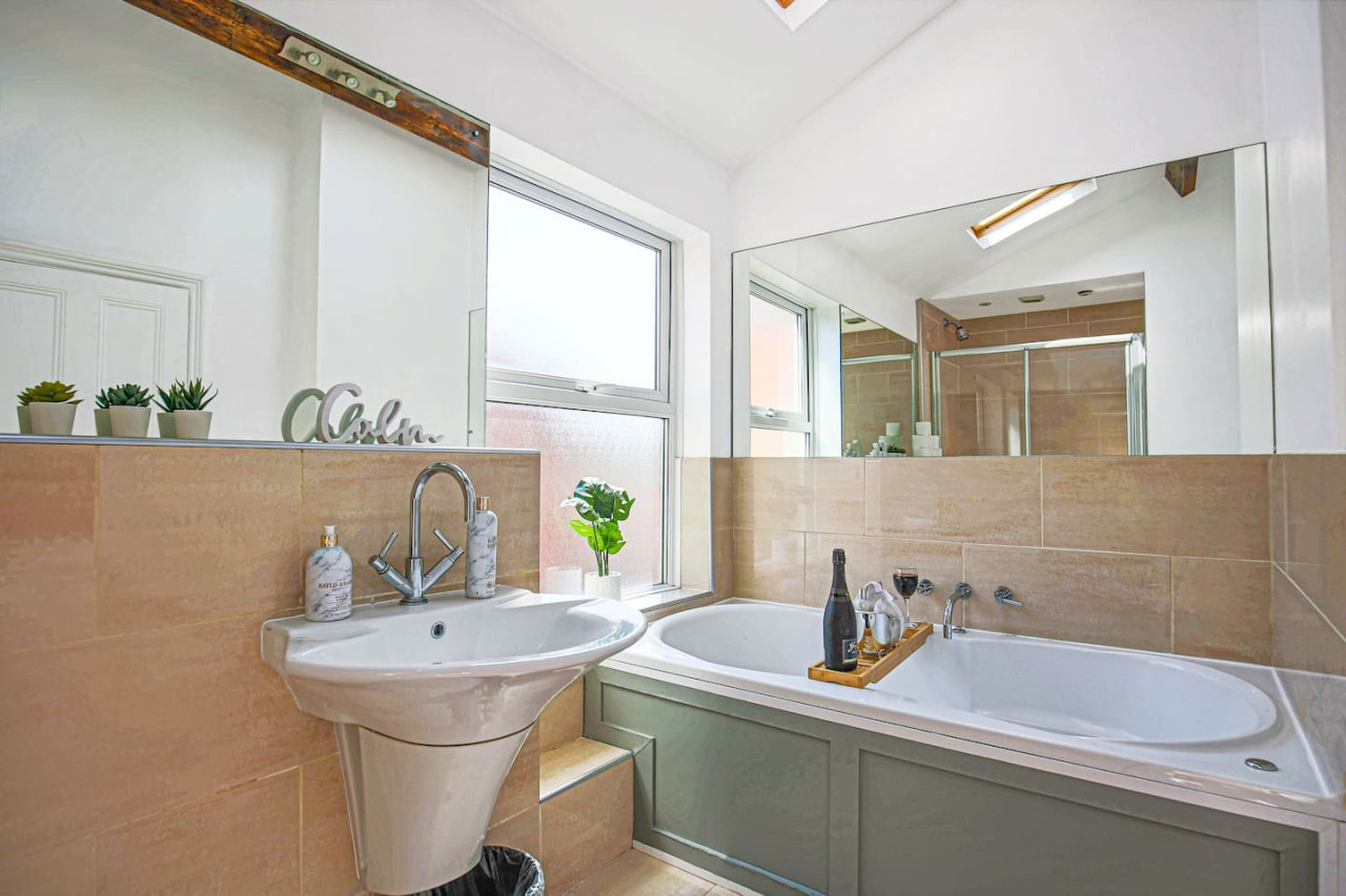 Thrift House • Central Location • Pool Table • Free Parking • Smart TV • Fast WiFi in 104 Lower Thrift Street - Property image 21 - VivreStays