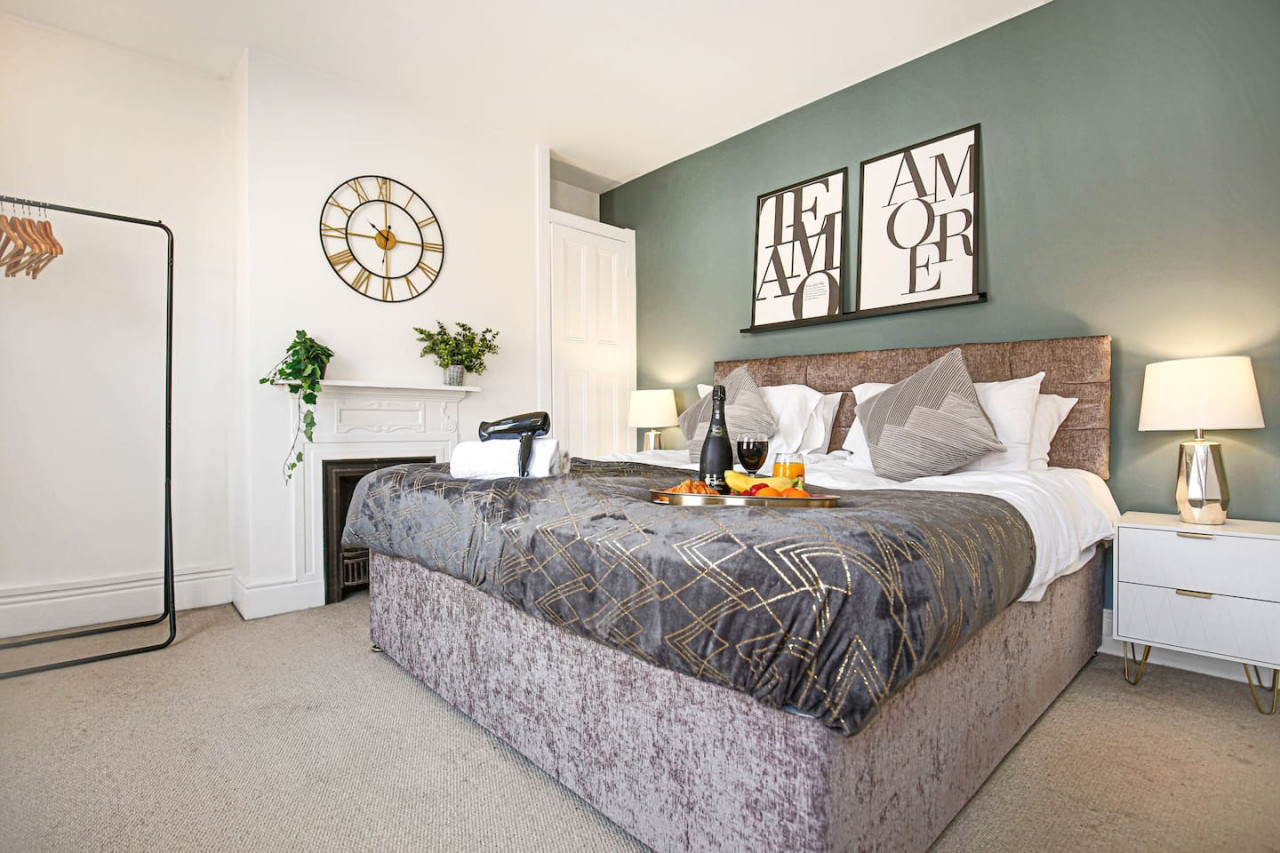 Thrift House • Central Location • Pool Table • Free Parking • Smart TV • Fast WiFi in 104 Lower Thrift Street - Property image 22 - VivreStays
