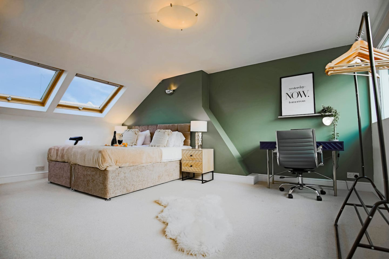 Thrift House • Central Location • Pool Table • Free Parking • Smart TV • Fast WiFi in 104 Lower Thrift Street - Property image 13 - VivreStays