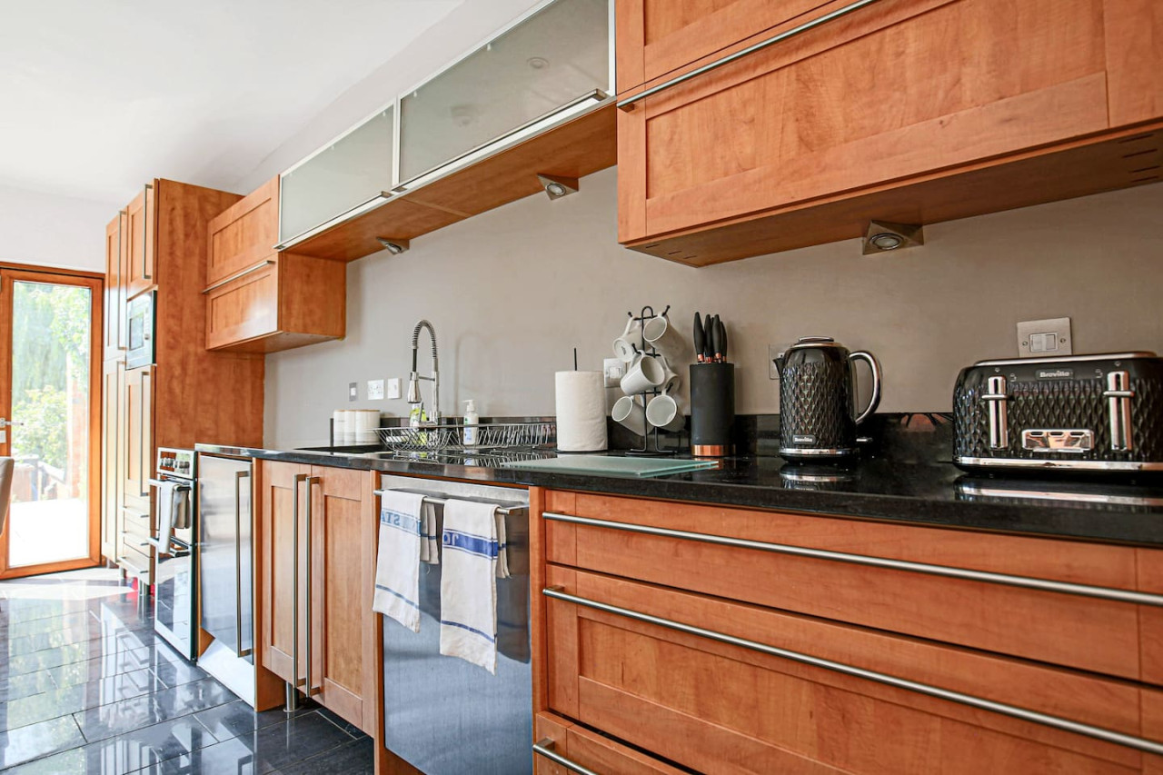 Thrift House • Central Location • Pool Table • Free Parking • Smart TV • Fast WiFi in 104 Lower Thrift Street - Property image 10 - VivreStays