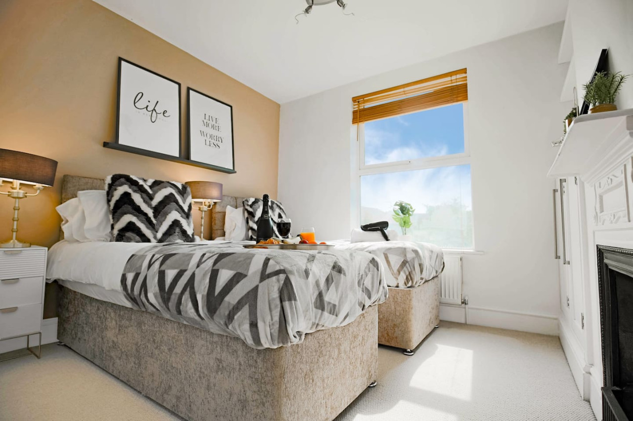 Thrift House • Central Location • Pool Table • Free Parking • Smart TV • Fast WiFi in 104 Lower Thrift Street - Property image 24 - VivreStays