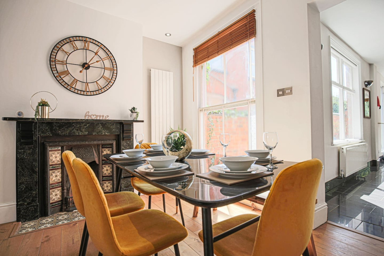Thrift House • Central Location • Pool Table • Free Parking • Smart TV • Fast WiFi in 104 Lower Thrift Street - Property image 6 - VivreStays