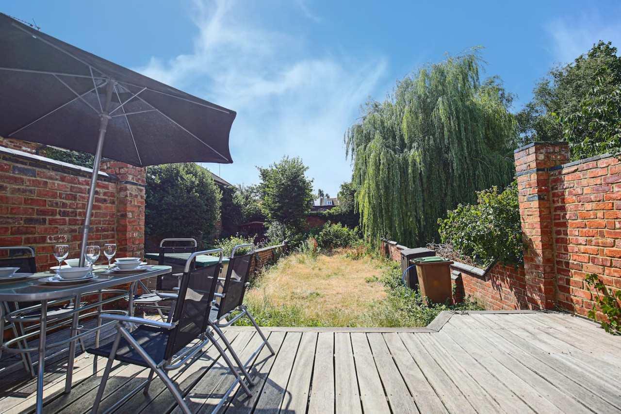 Thrift House • Central Location • Pool Table • Free Parking • Smart TV • Fast WiFi in 104 Lower Thrift Street - Property image 28 - VivreStays