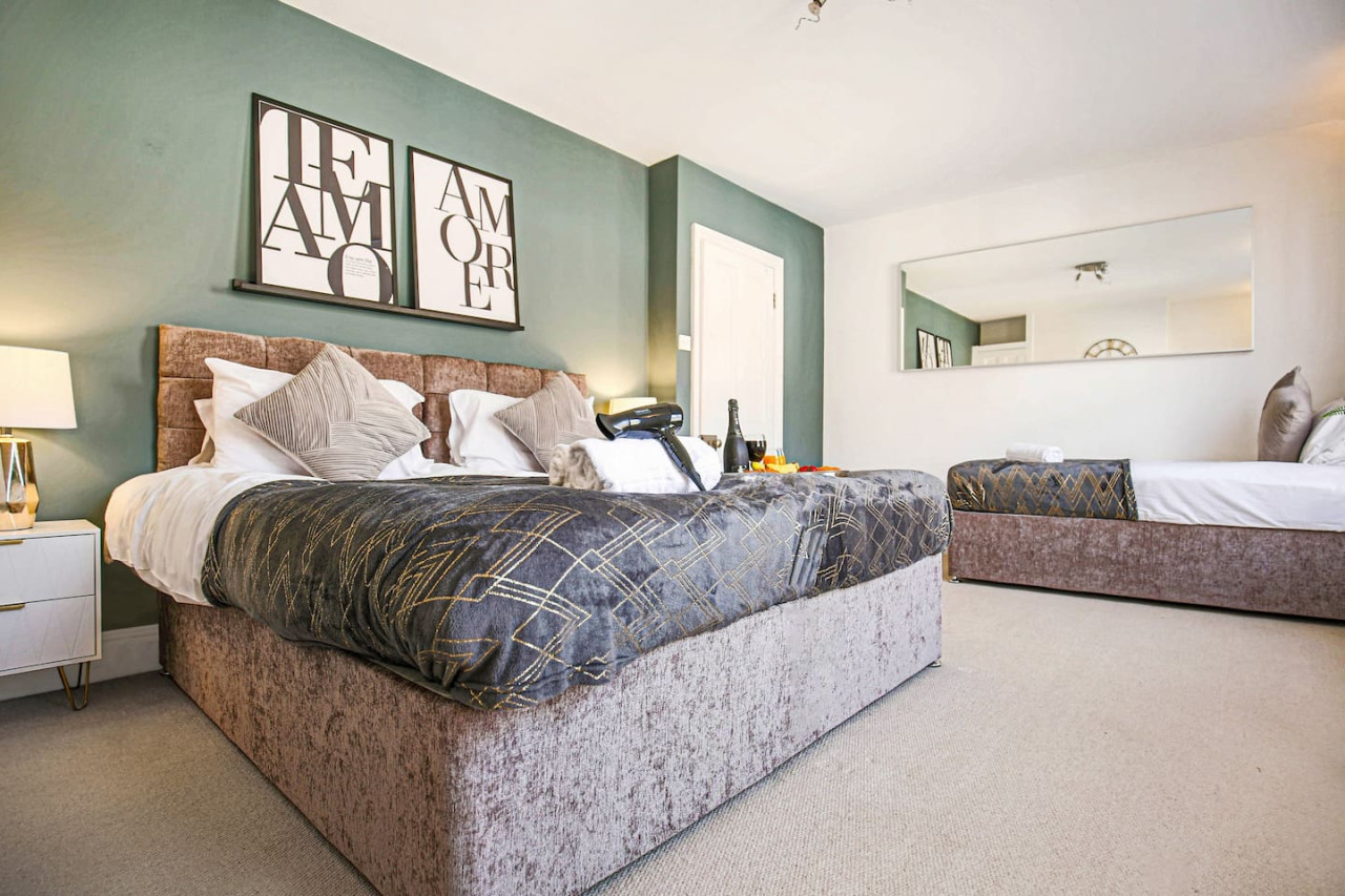 Thrift House • Central Location • Pool Table • Free Parking • Smart TV • Fast WiFi in 104 Lower Thrift Street - Property image 23 - VivreStays