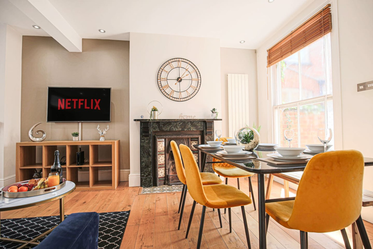 Thrift House • Central Location • Pool Table • Free Parking • Smart TV • Fast WiFi in 104 Lower Thrift Street - Property image 5 - VivreStays