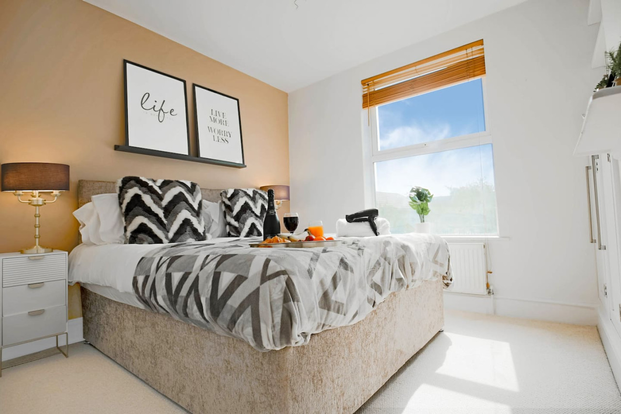 Thrift House • Central Location • Pool Table • Free Parking • Smart TV • Fast WiFi in 104 Lower Thrift Street - Property image 26 - VivreStays